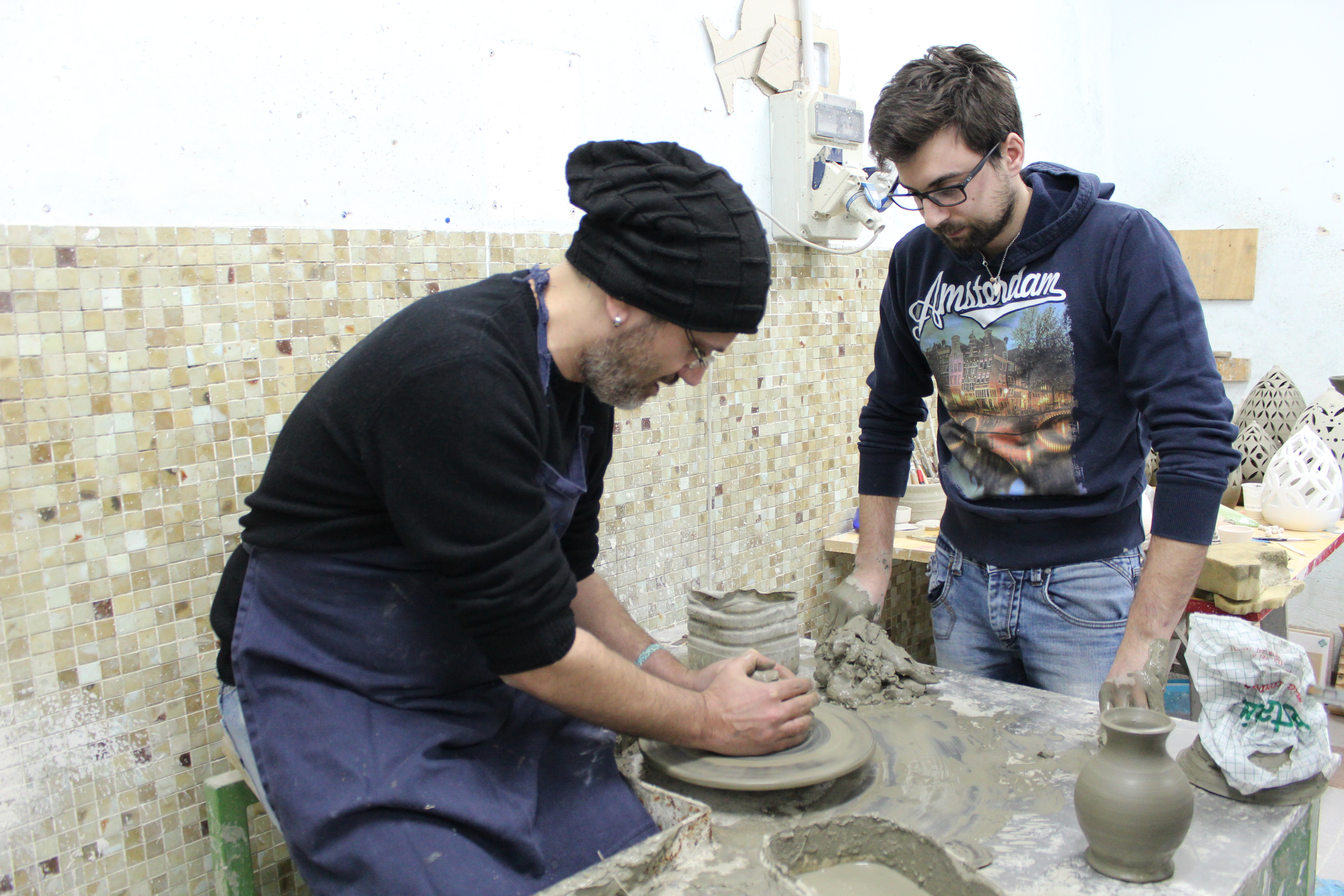 Lavorazione al tornio dell'argilla al Laboratorio Ceramiche Marilli