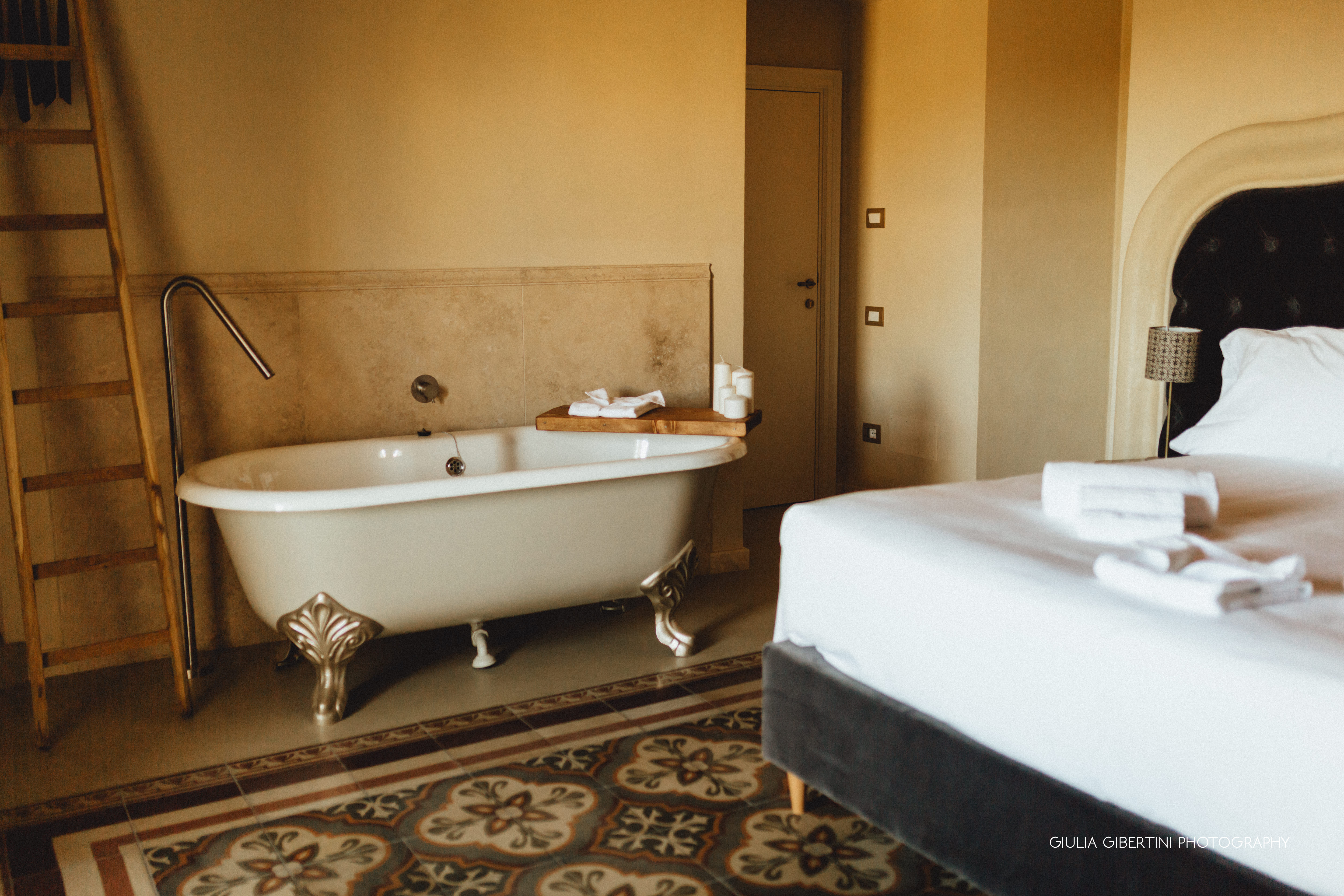 Una camera con vasca di un hotel Matera Collection