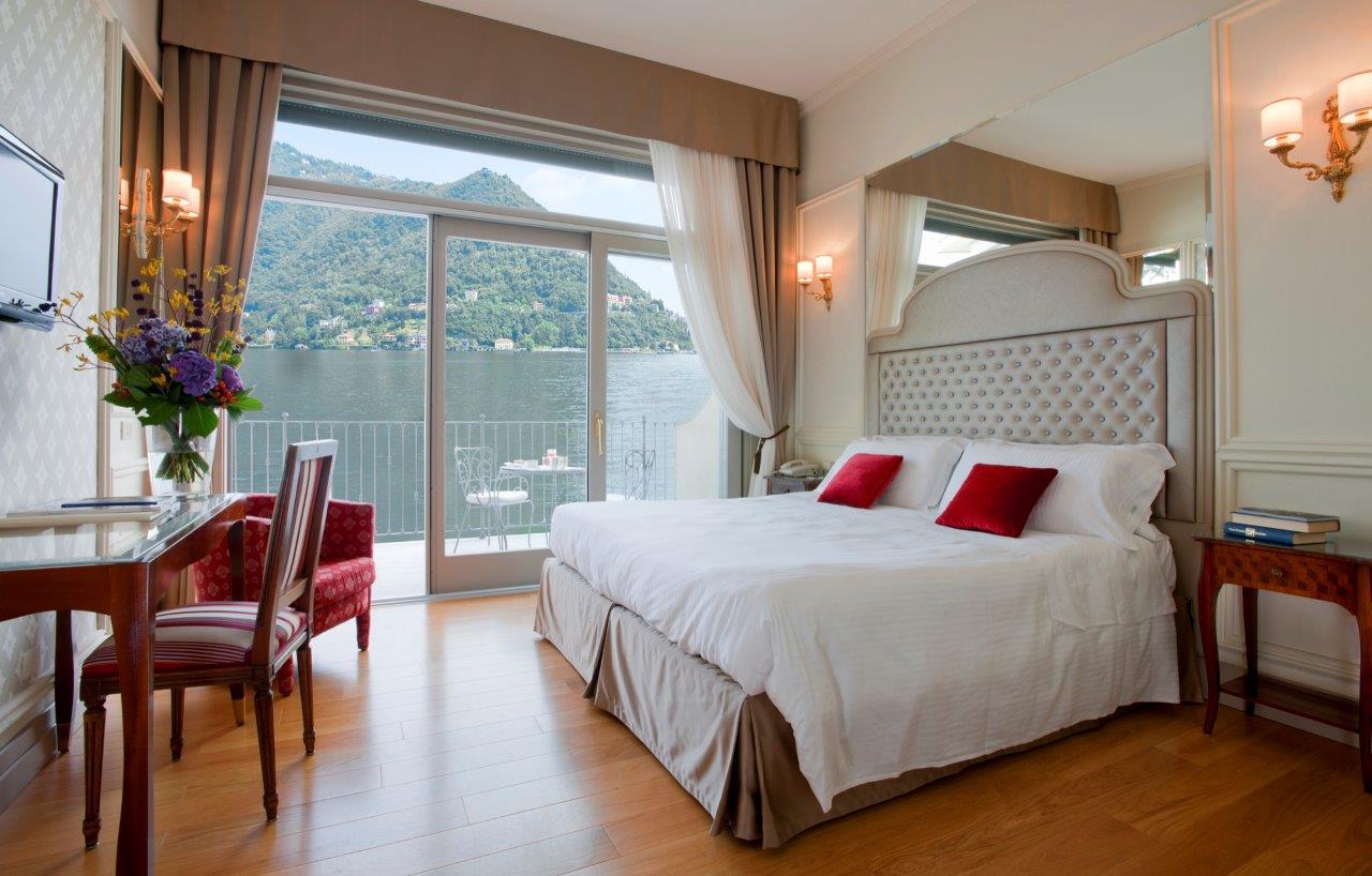 Una camera di Villa Flori con affaccio sul Lago di Como