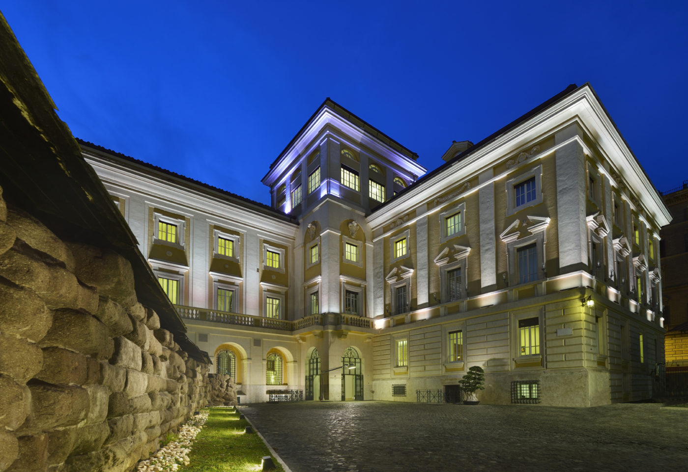 Una suggestiva foto notturna dell'esterno di Palazzo Montemartini