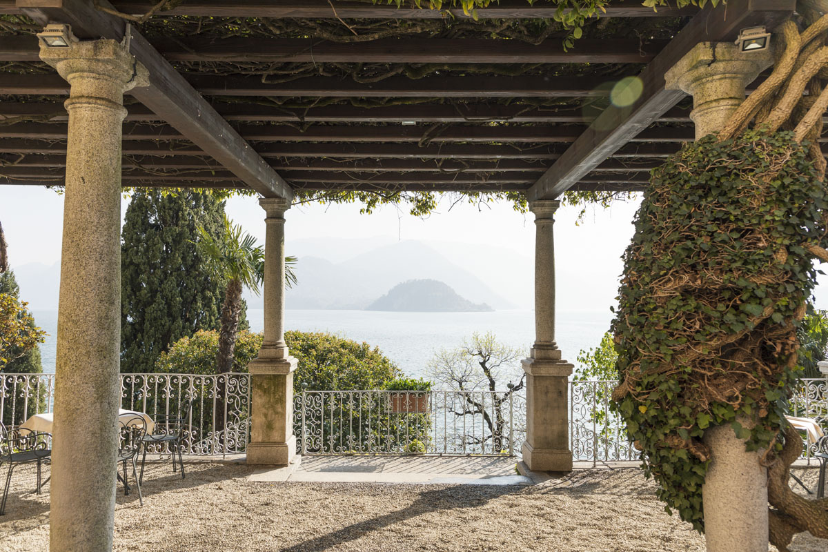 Uno scorcio esterno di Villa cipressi del Lago di Como