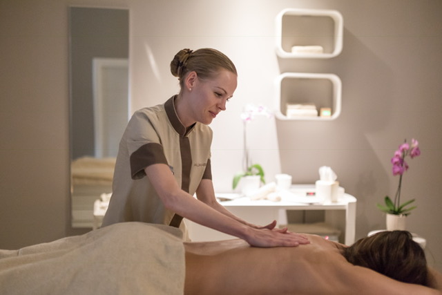 Una massaggiatrice dell'Almablu Wellness & Spa mentre effettua un trattamento