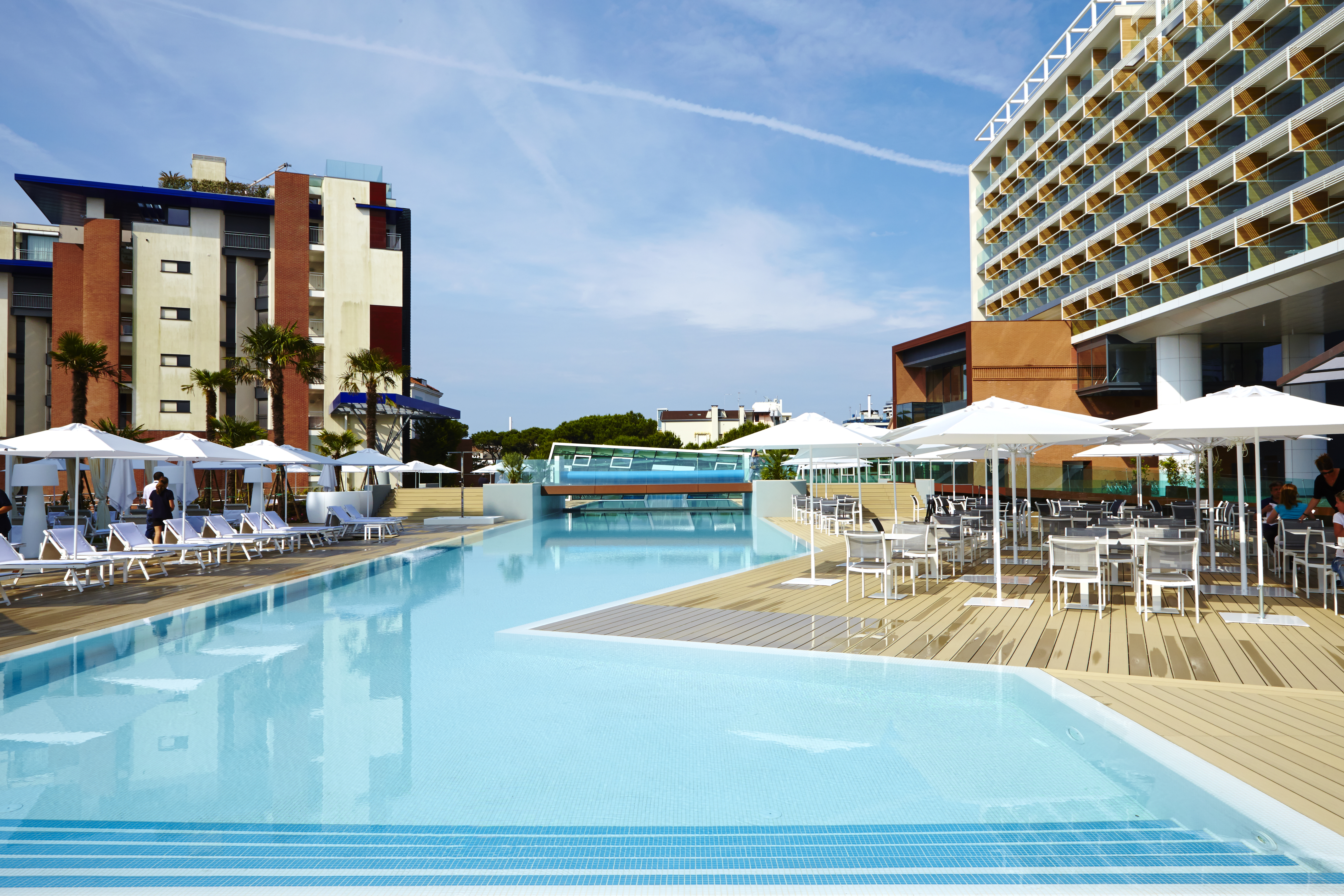 L'area piscina dell'hotel Spa Alma Jesolo Resort 