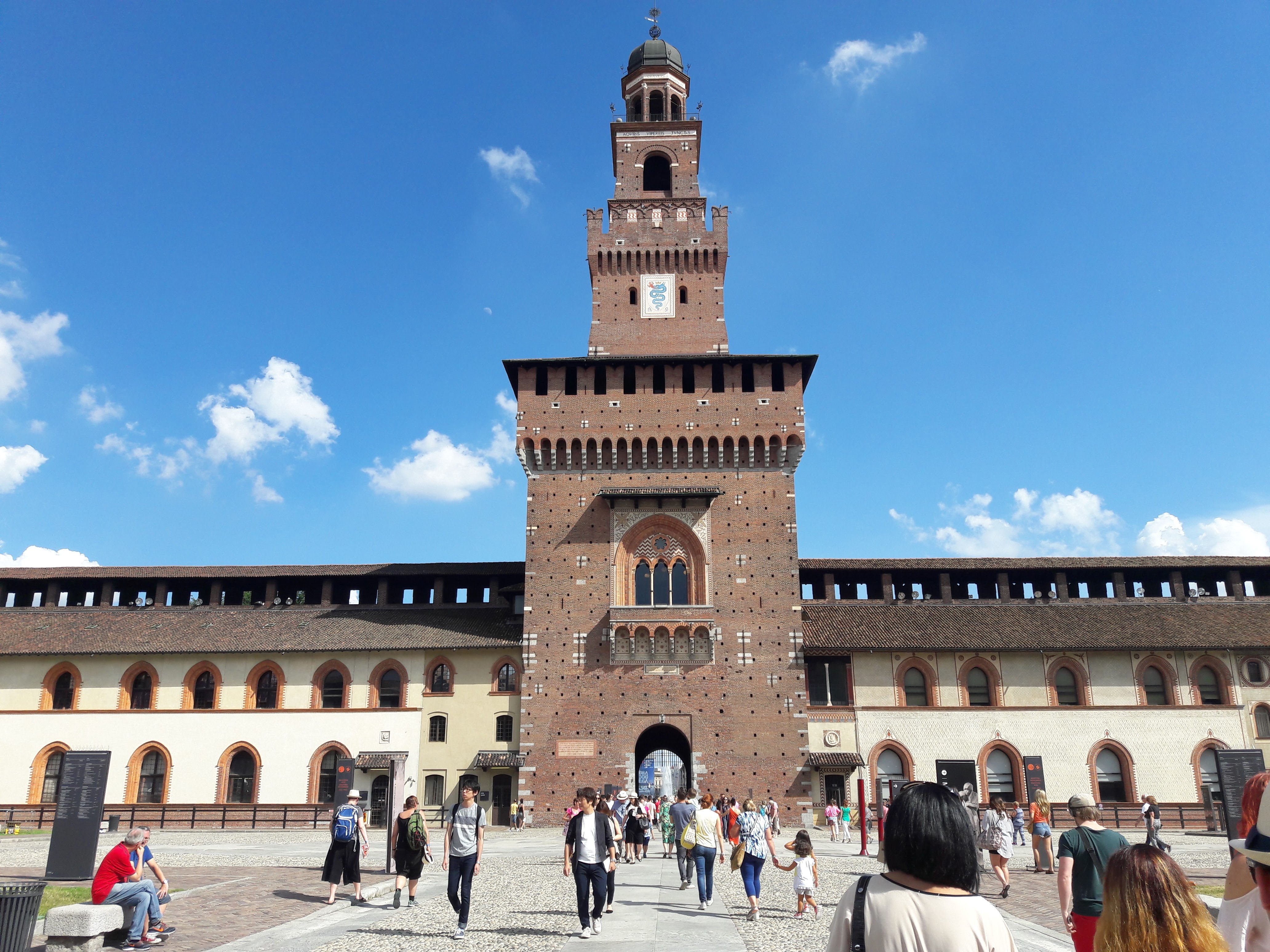 Turisti al Castello Sforzesco di Milano