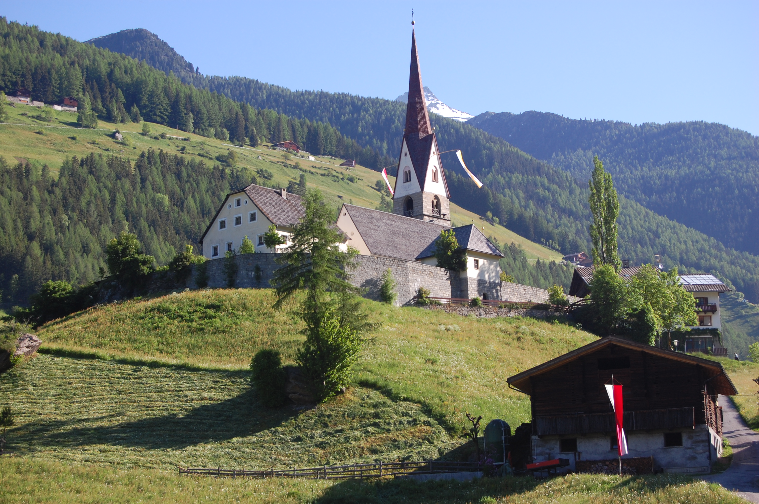 Una chiesa in mezzo agli alpeggi in Sud Tirolo