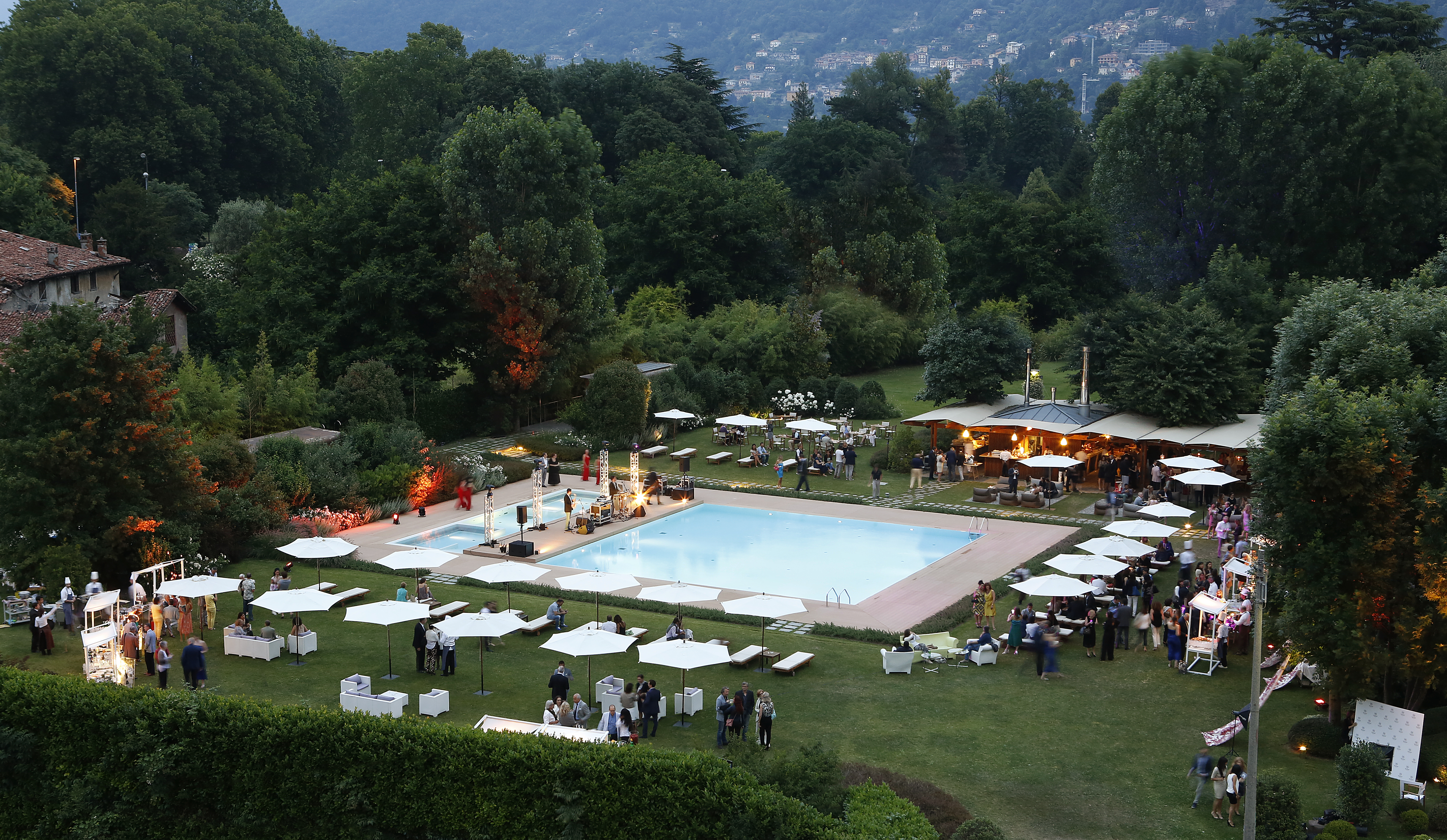 Un veduta panoramica della piscina del Sheraton Lake Como 