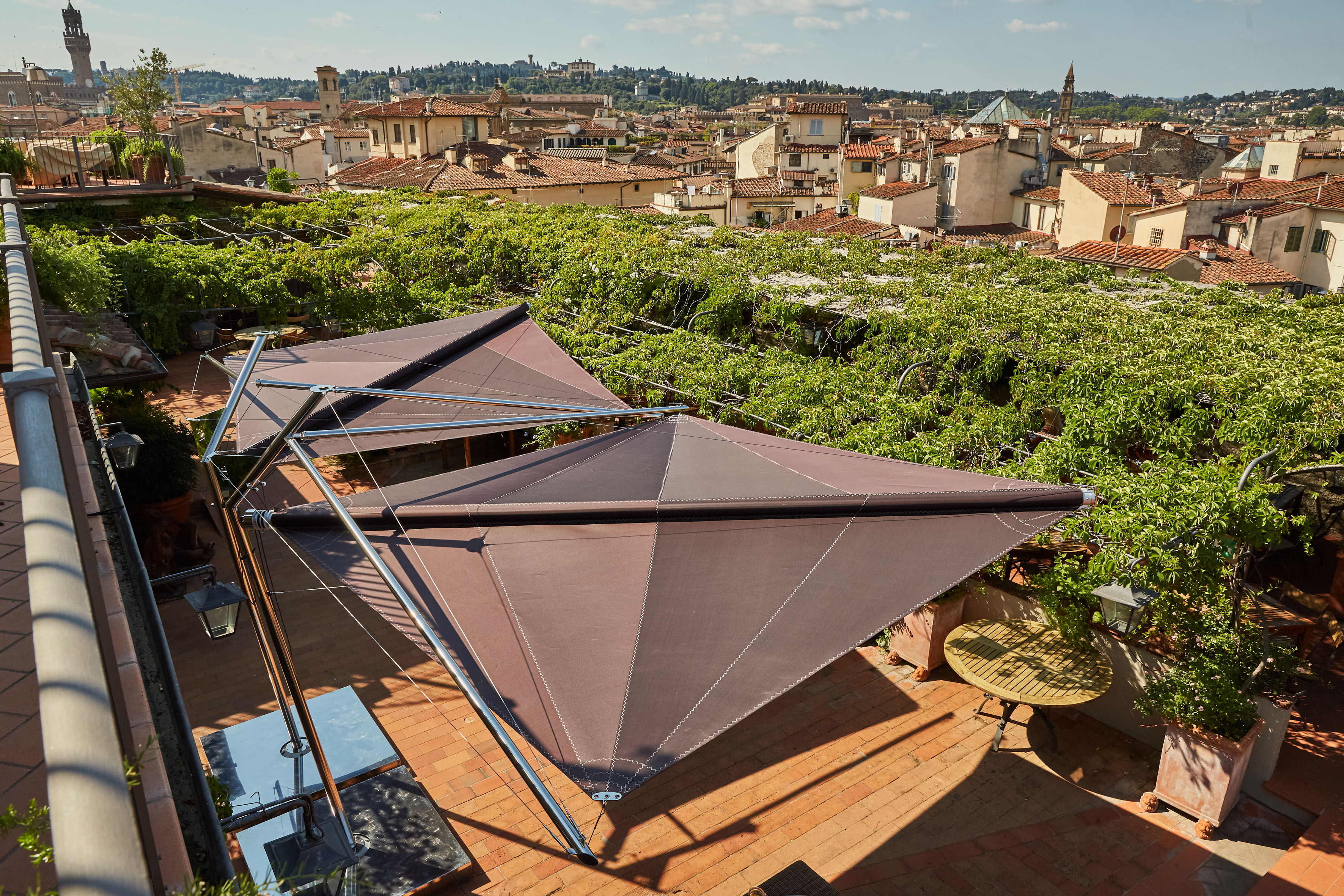 Gli ombreggiatori Kolibrie sulla terrazza del Grand Hotel Baglioni di Firenze