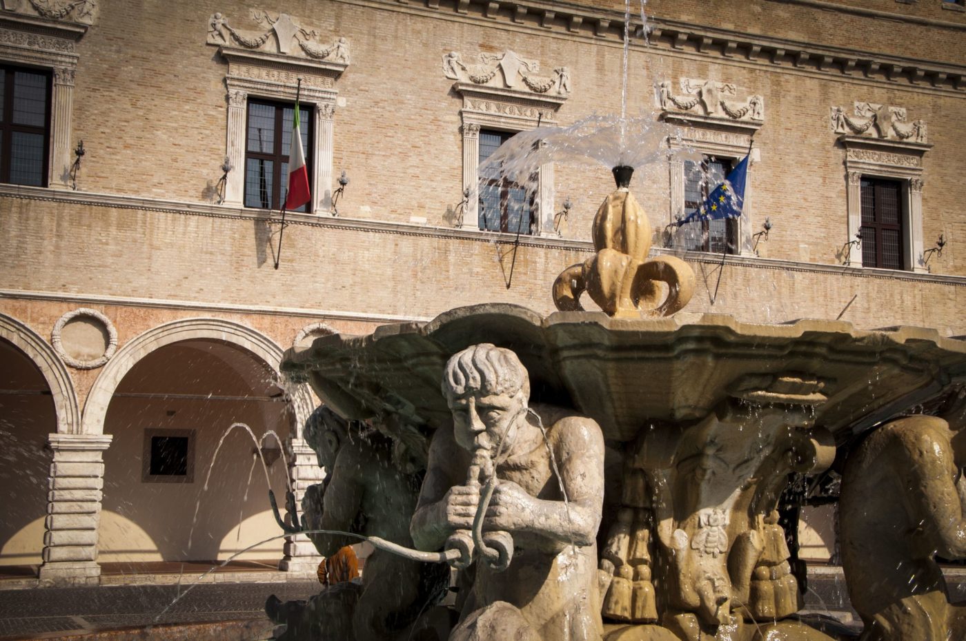 Pesaro, uno scorcio piazza del Popolo e della fontana