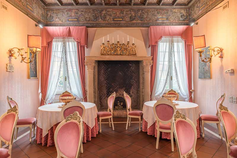 La sala soggiorno con camino dell'Hotel Duchessa Isabella di Ferrara