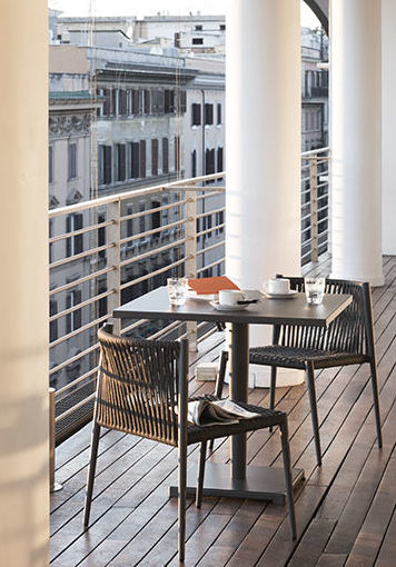tavolo e sedie della collezione Luce sulla terrazza di un hotel