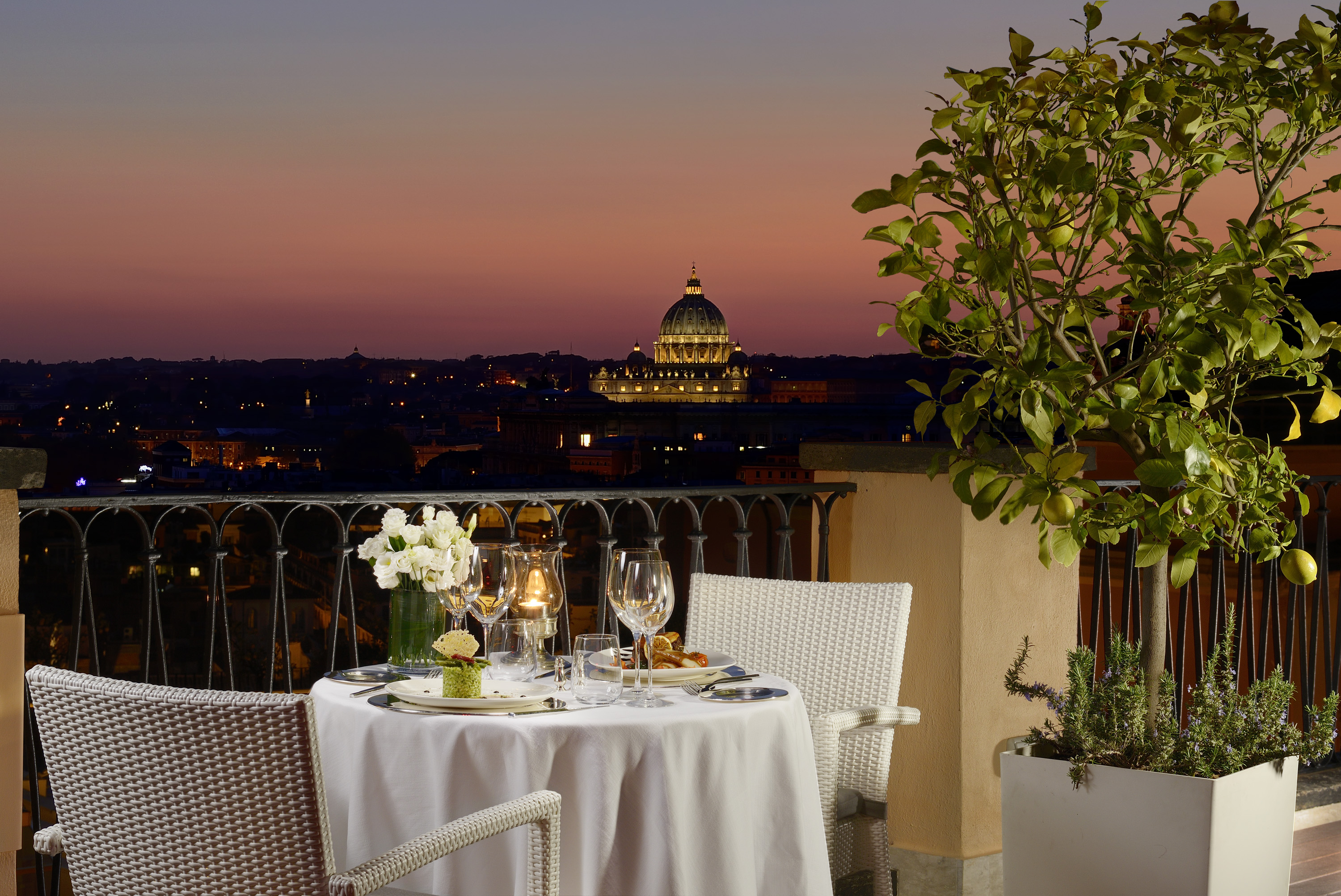 Una foto notturna della terrazza dell'Hotel De La Villa con una splendida vista su Roma
