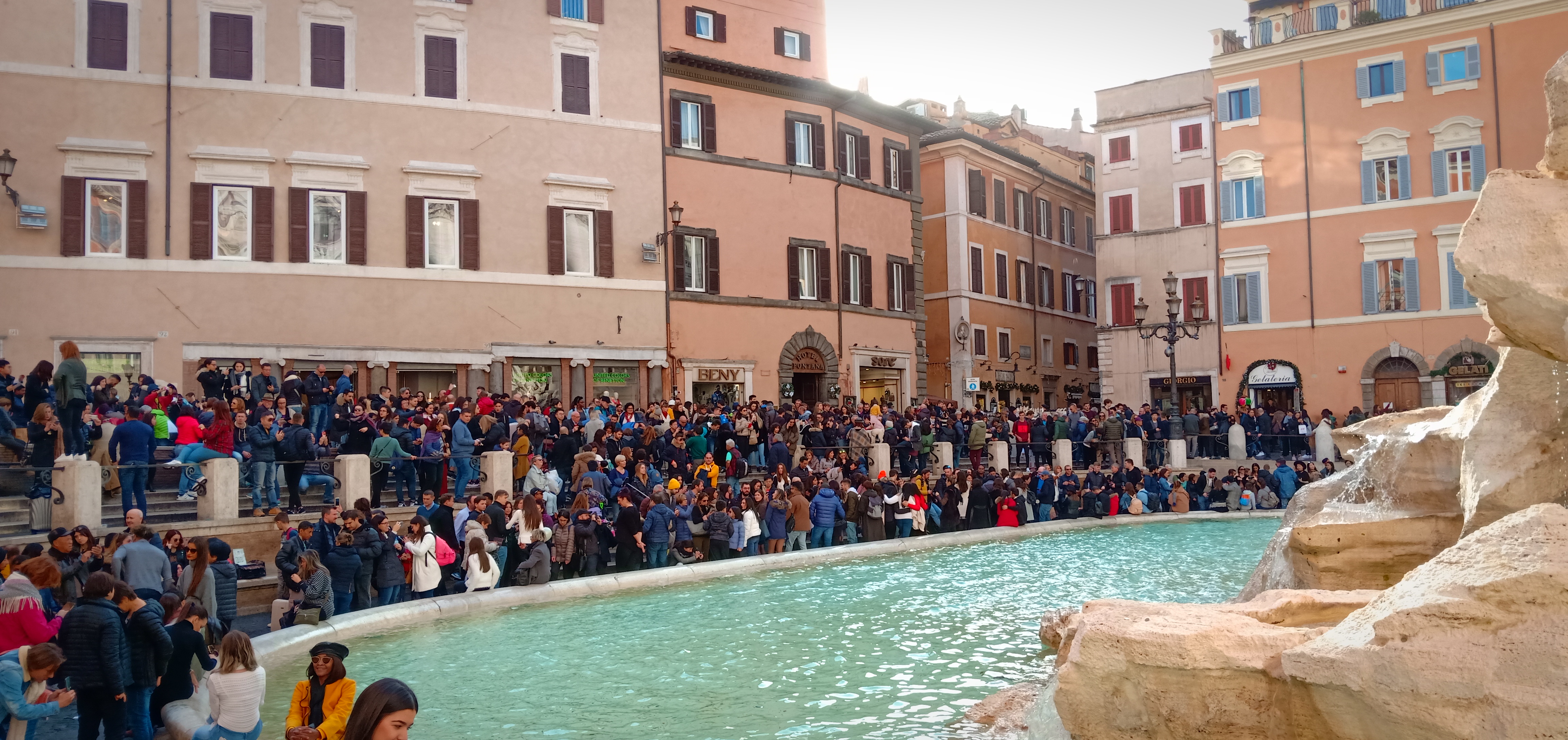 Una foto scattata a Roma vicino alla Fontana di Trevi a novembre 2018, gremita di turisti