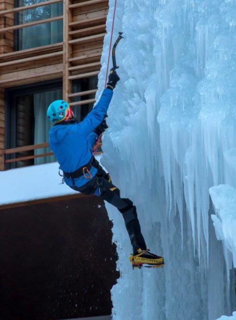 CampZero, arrampicata su ghiaccio all'esterno del resort