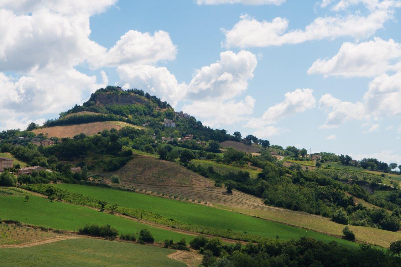 Uno scorcio panoramico della collina in cui si trova il borgo di Penna