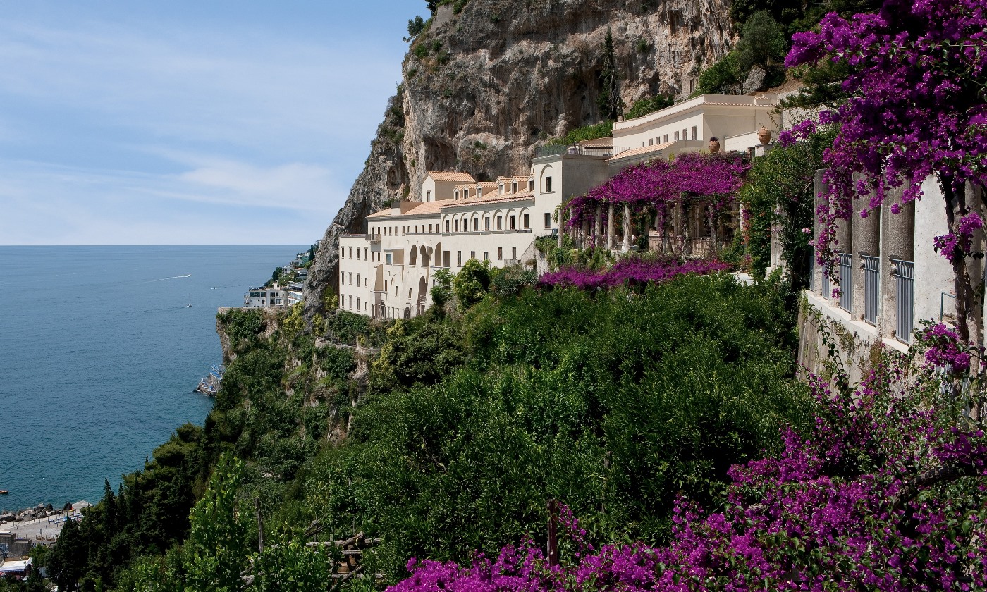 L'esterno dell'NH Collection Grand Hotel Convento di Amalfi, Incastonato a 80 metri di altezza sulla scogliera