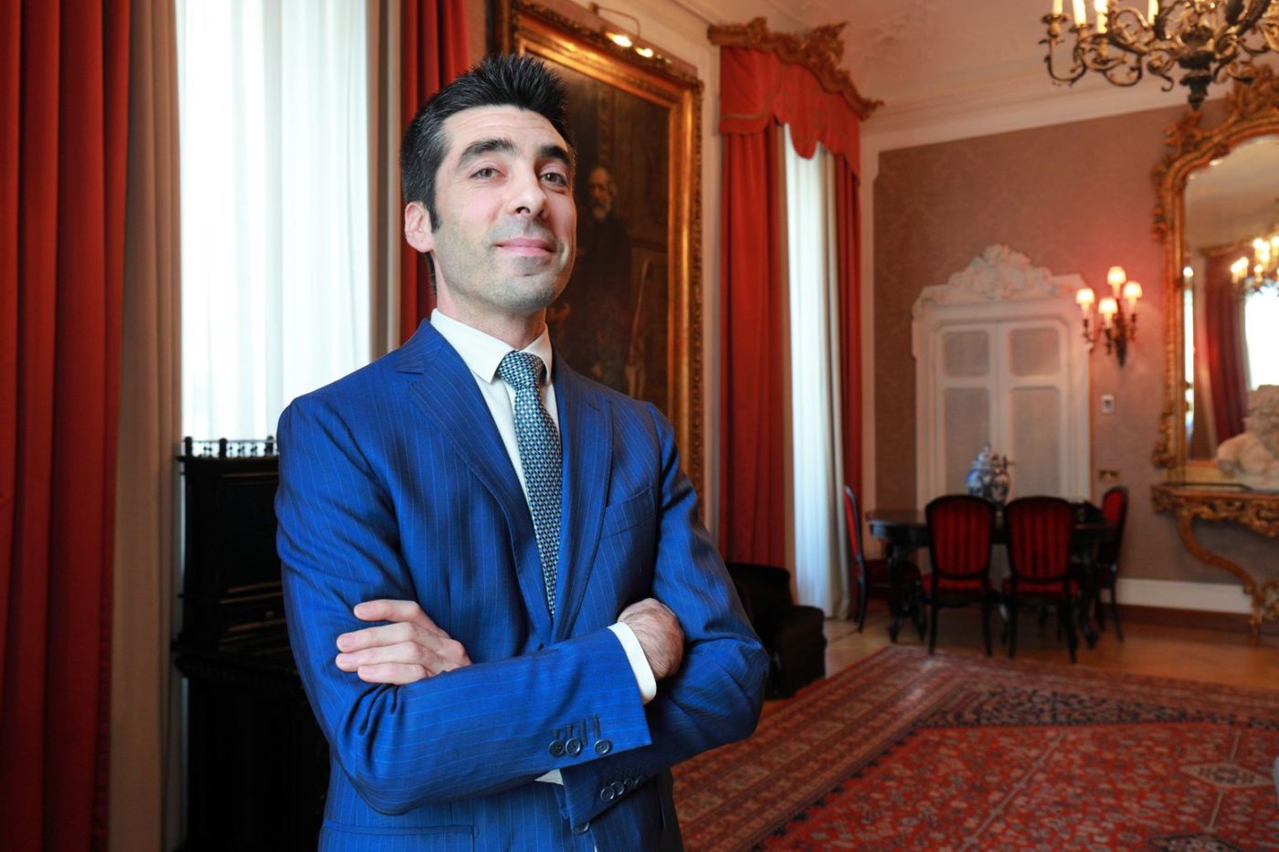 Fabio Lamarca nella zona soggiorno del Grand Hotel ed de Milan