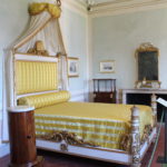 Uno scorcio di una camera da letto di Villa dei Molini, residenza di Napolene