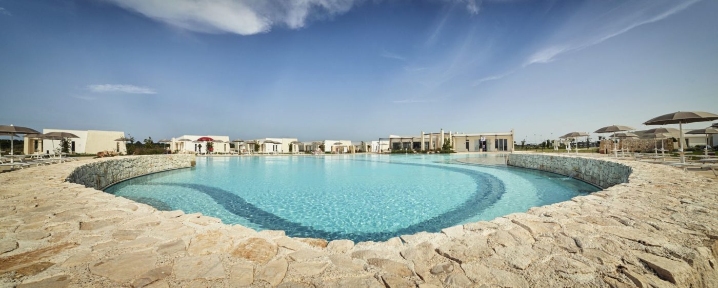 Una foto panoramica del Relais Masseria Le Cesine con la grande piscina in primo piano