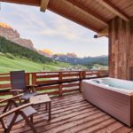 Una terrazza con vasca idromassaggio del Dolomiti Wellness Hotel Fanes