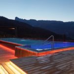La piscina scoperta del Dolomiti Wellness Hotel Fanes