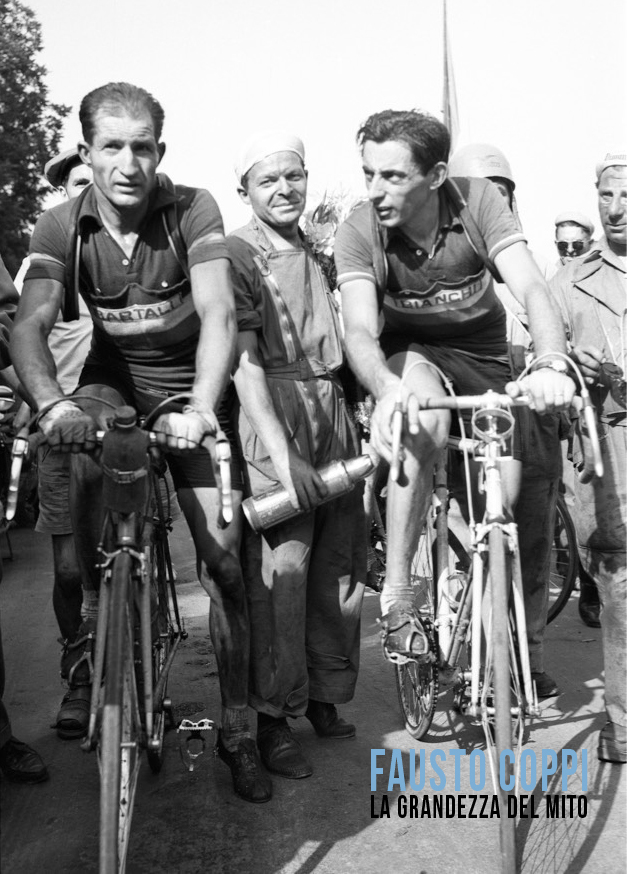 Una foto d'epoca di Fausto Coppie e Gino Bartali all'arrivo di una tappa del Tour de France nel 1949