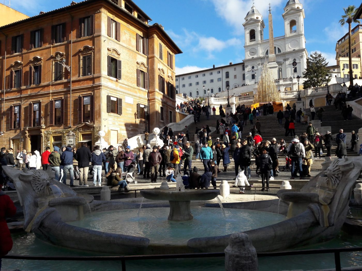 Incoming: folla di turisti a Roma in piazza di Spagna