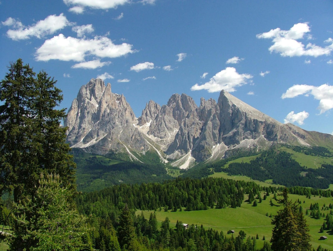 Una foto dell'Alto Adige con le cime dolomitiche