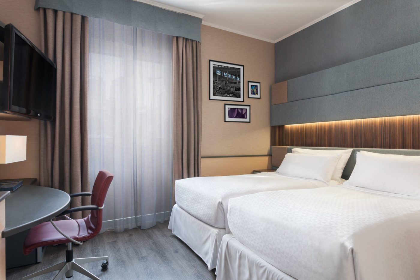 La camera di un hotel di Milano sta le città che vivono un vero e proprio stato di crisi