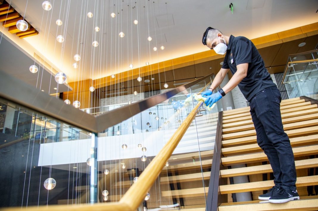Hilton CleanStay: la pulizia del corrimano di una scala in un albergo della compagnia alberghiera
