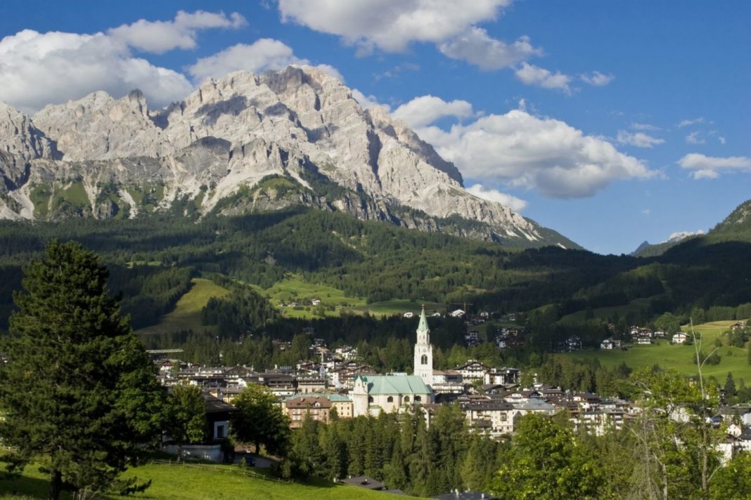 Una foto panoramica di Cortina D'Ampezzo