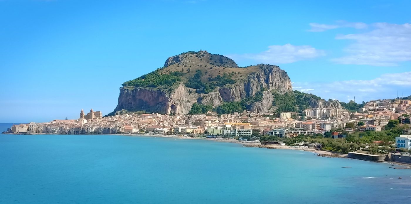 La spiaggia di Cefalù, in Sicilia