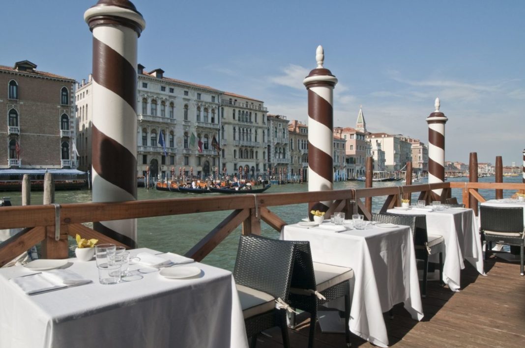 La terrazza di un luxury hotel di Venezia che affaccia sul Canal Grande
