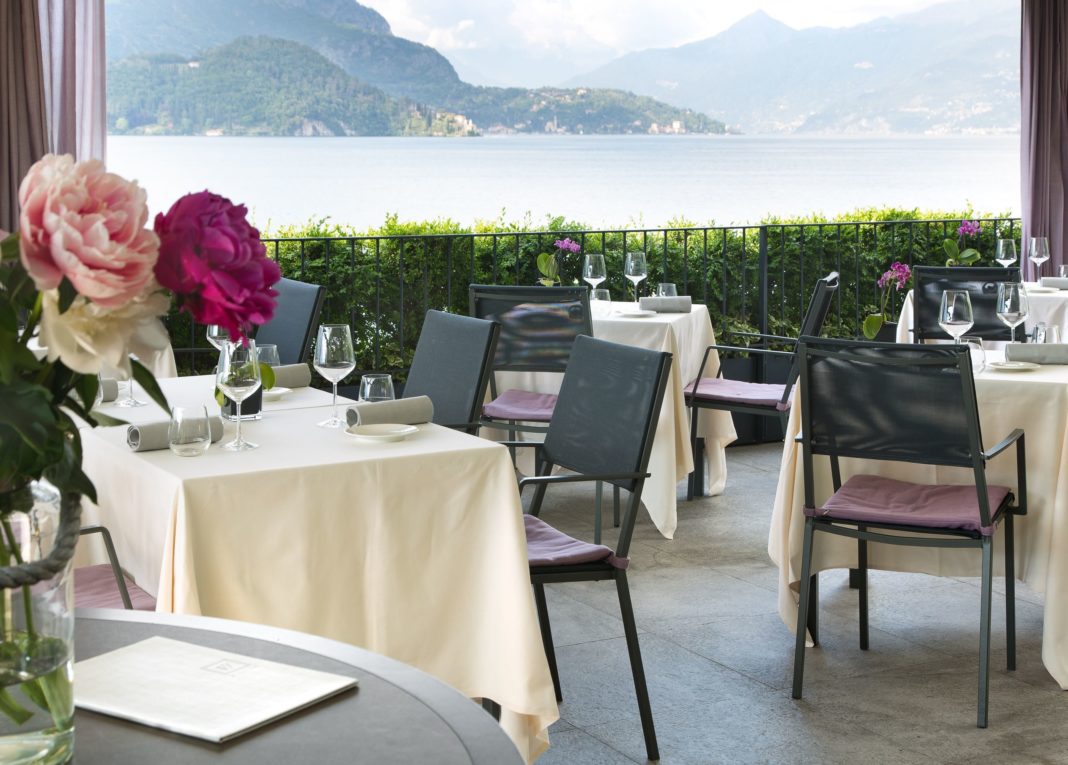 Gli spazi esterni garantiscono maggior sicurezza nel servizio ristorazione, nella foto tavoli all'aperto vita lago