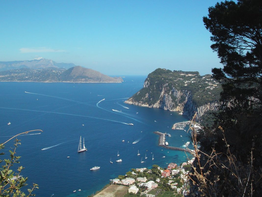 Una foto panoramica dell'isola di Capri